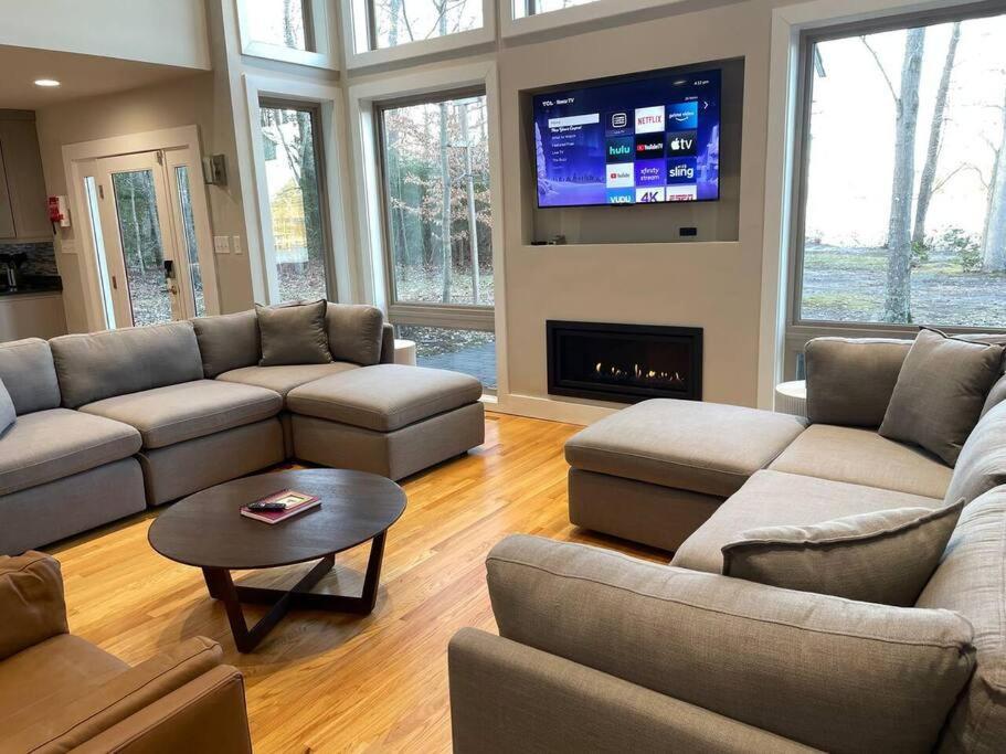 Вілла Luxury Modern Waterfront Retreat Montross Екстер'єр фото