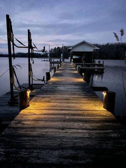 Вілла Luxury Modern Waterfront Retreat Montross Екстер'єр фото